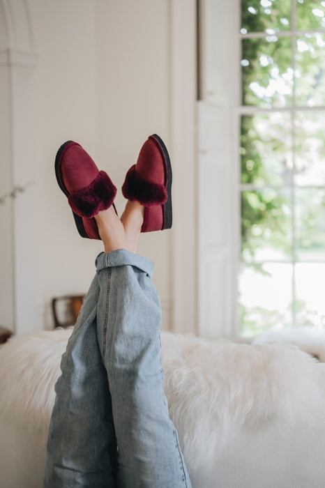 Cosy women’s sheepskin slippers with a fluffy shearling interior for ultimate warmth.