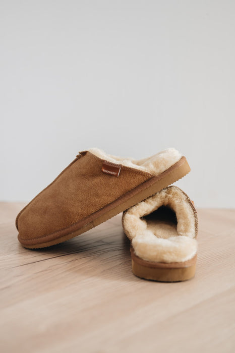 Hugo Shepherd men's sheepskin slippers with a warm, comfortable fit.