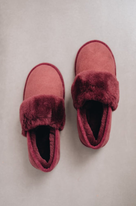 High-quality women’s shearling slippers crafted from ethically sourced sheepskin.