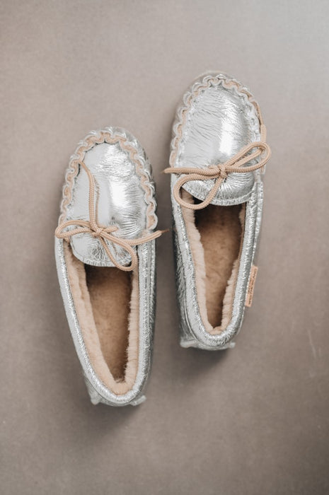 Sheepskin Mocc in silver for women with sole